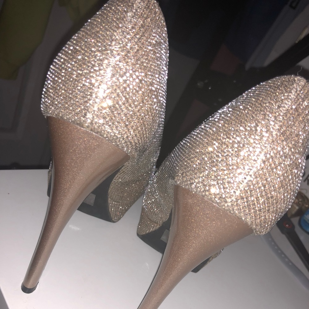 Gold Sparkling Pumps 🌟